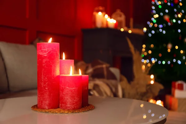 クリスマスのために装飾されたリビングルームでろうそくを燃やす — ストック写真
