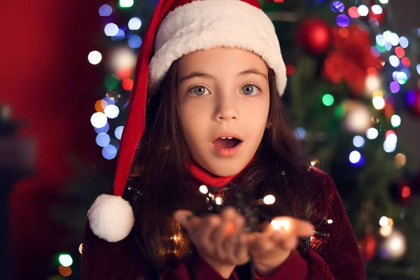 Söt Liten Flicka Santa Claus Hatt Suddig Bakgrund — Stockfoto