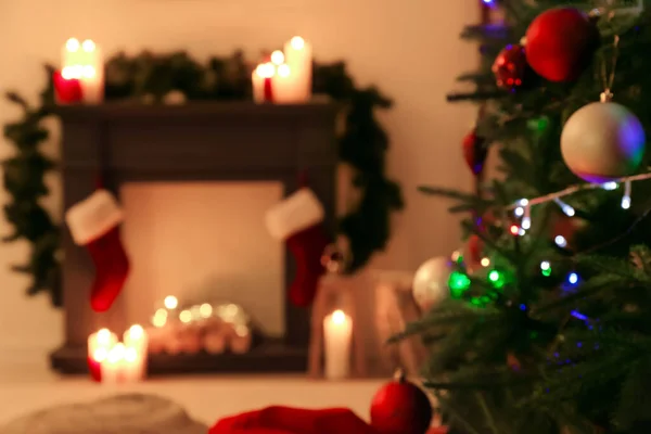 Queimando Velas Lareira Decorada Para Natal Vista Turva — Fotografia de Stock