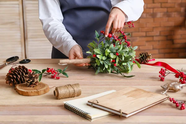 Femme Faisant Composition Avec Branches Gui Sur Table — Photo