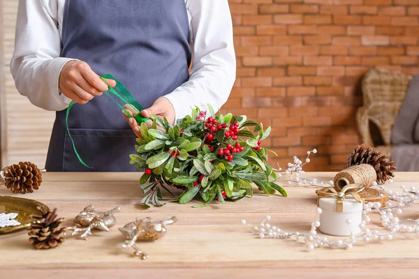 Woman Making Composition Mistletoe Branches Table — Stock Photo, Image