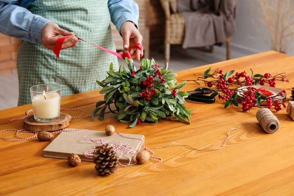 Woman Making Composition Mistletoe Branches Table — Stock Photo, Image