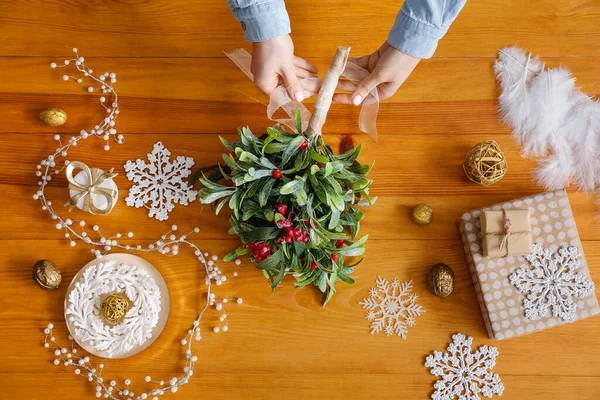 Woman Making Composition Mistletoe Branches Table — Stock Photo, Image