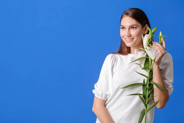 Vacker Ung Kvinna Med Färska Liljor Färg Bakgrund — Stockfoto