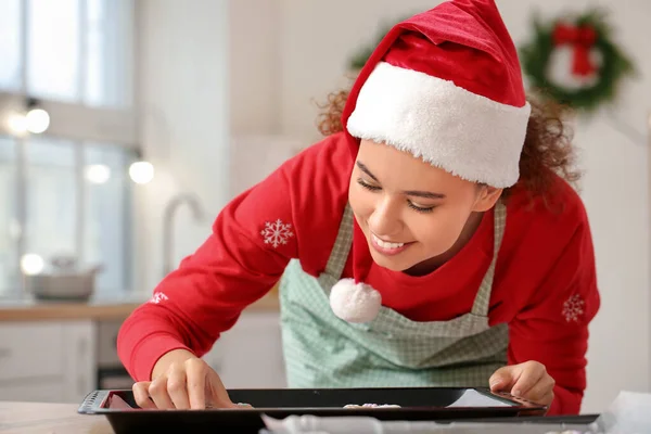 Young Woman Baking Tasty Gingerbread Cookies Kitchen Christmas Eve — Stock Photo, Image