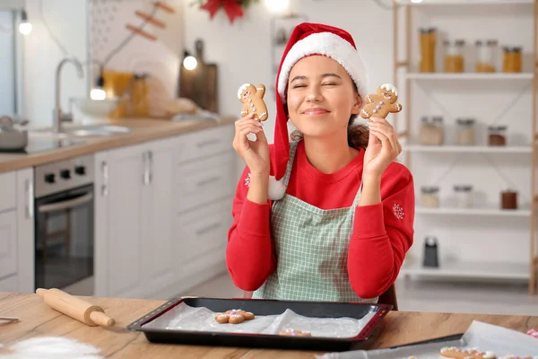 Young Woman Tasty Homemade Gingerbread Cookies Kitchen Christmas Eve — Stock Photo, Image