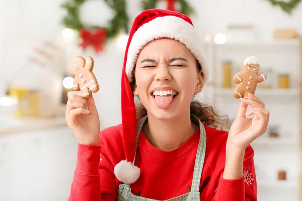 Mujer Joven Con Sabrosas Galletas Caseras Jengibre Cocina Víspera Navidad —  Fotos de Stock