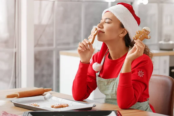 Young Woman Tasty Homemade Gingerbread Cookies Kitchen Christmas Eve — Stock Photo, Image