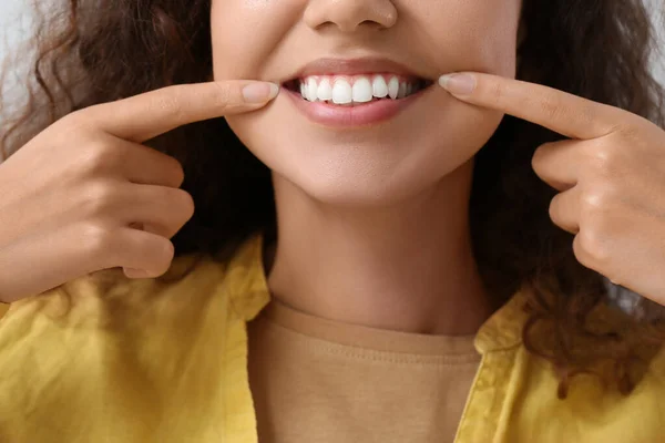 健康な歯を持つ美しい若い女性 クローズアップ — ストック写真