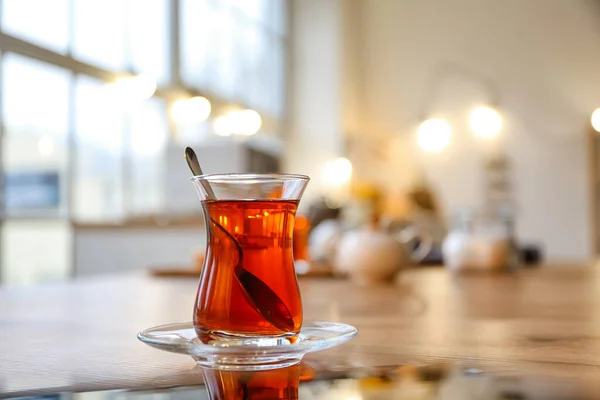 Tasse Heißen Türkischen Tee Auf Dem Tisch — Stockfoto