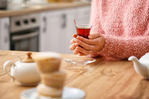 Masada Türk çayı içen kadın