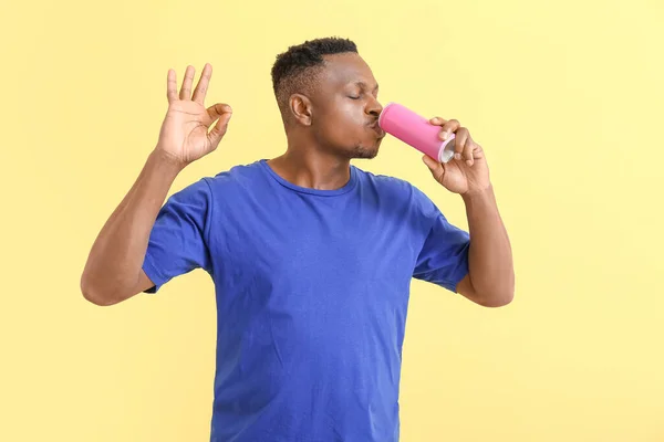 Handsome African American Man Soda Color Background — Stock Photo, Image