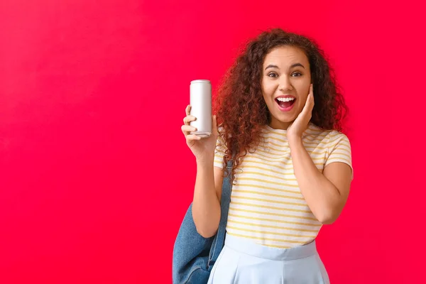 Verrast Afro Amerikaanse Vrouw Met Frisdrank Kleur Achtergrond — Stockfoto