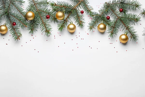 白い背景に美しいクリスマスボールとモミの木の枝 — ストック写真