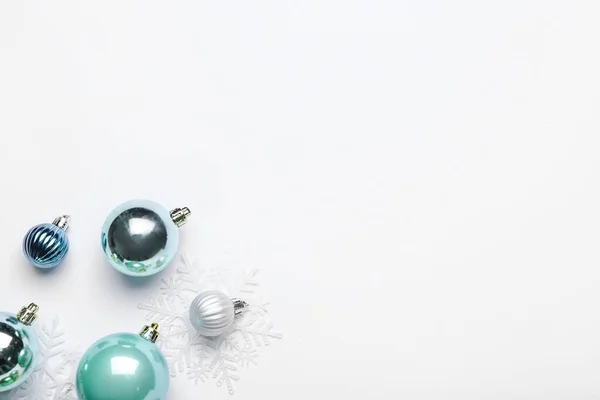 Mooie Kerstballen Witte Achtergrond — Stockfoto