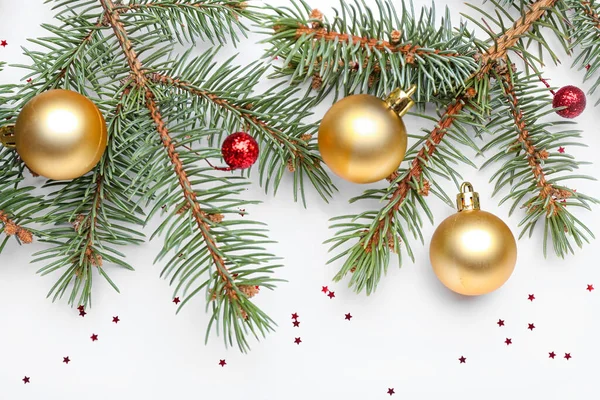 Beyaz arka planda güzel Noel topları olan fidan dalı