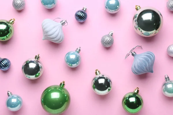 色の背景に美しいクリスマスボール — ストック写真