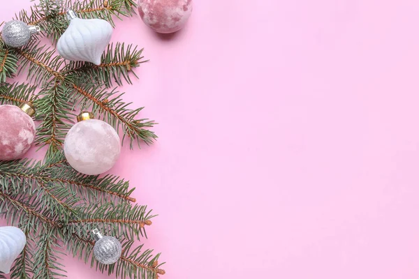 Renkli arkaplanda güzel Noel topları olan fidan dalı