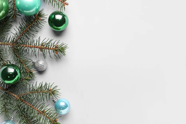 Jedle Strom Větev Krásnými Vánoční Koule Bílém Pozadí — Stock fotografie