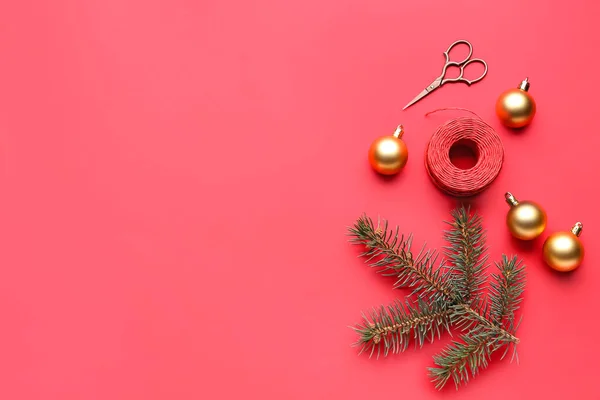 Mooie Kerstcompositie Met Touw Schaar Kleur Achtergrond — Stockfoto