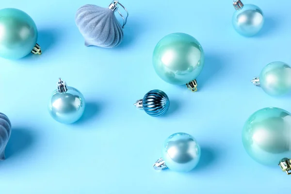 Hermosas Bolas Navidad Sobre Fondo Color — Foto de Stock