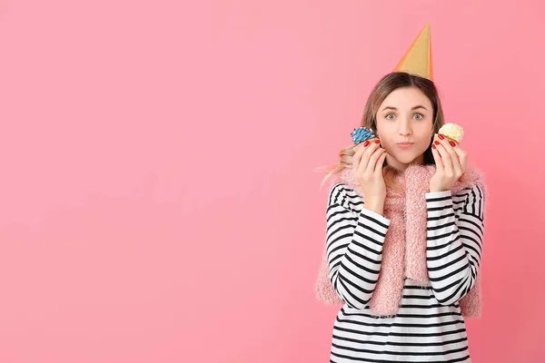 Mooie Jonge Vrouw Met Verjaardag Cupcakes Kleur Achtergrond — Stockfoto