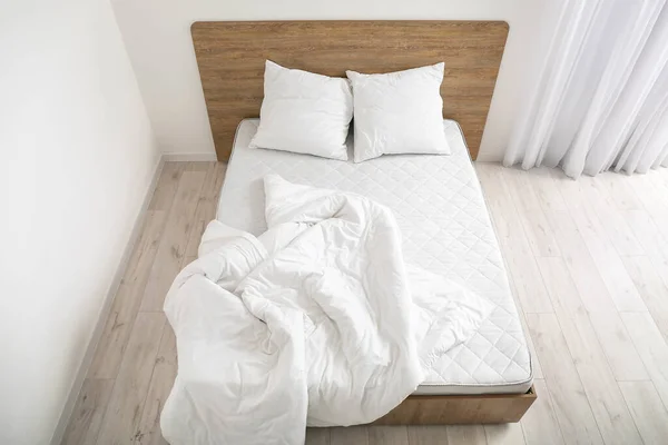 床与舒适的骨科床垫和床上用品在房间里 — 图库照片