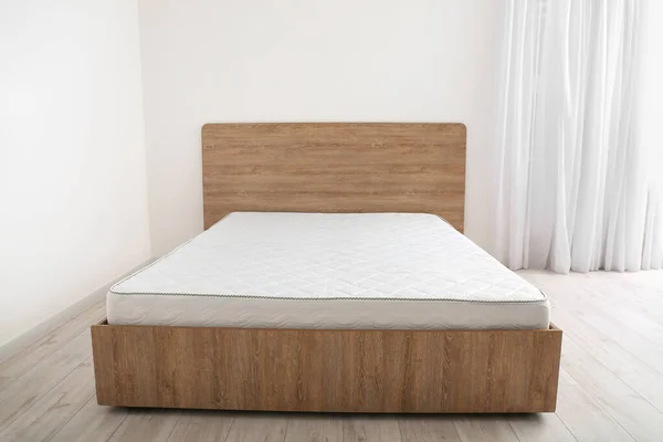 床与舒适的骨科床垫在房间里 — 图库照片