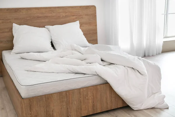 Säng Med Bekväm Ortopedisk Madrass Och Sängkläder Rummet — Stockfoto
