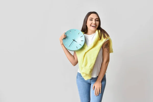 Hermosa Joven Con Reloj Sobre Fondo Gris — Foto de Stock