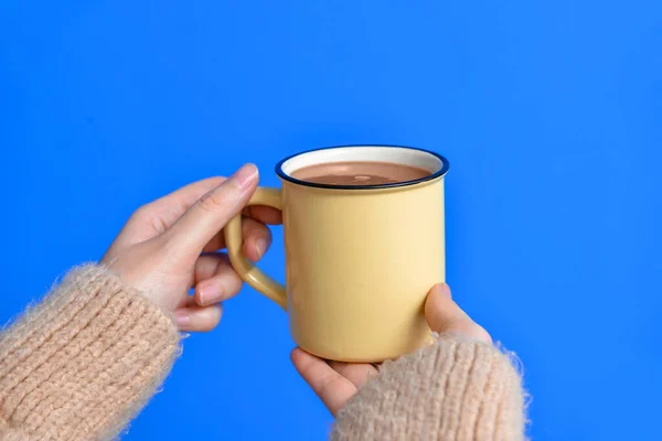 Handen Van Jonge Vrouw Met Warme Cacao Kleur Achtergrond — Stockfoto