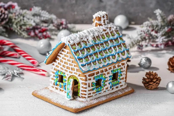 Beautiful Gingerbread House Christmas Decor Table — Stock Photo, Image