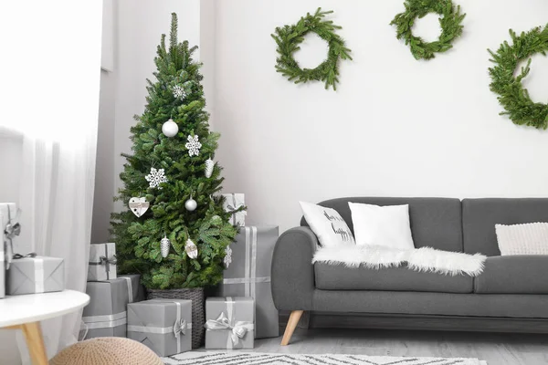 Oturma Odasının Içinde Güzel Bir Noel Ağacı Var — Stok fotoğraf
