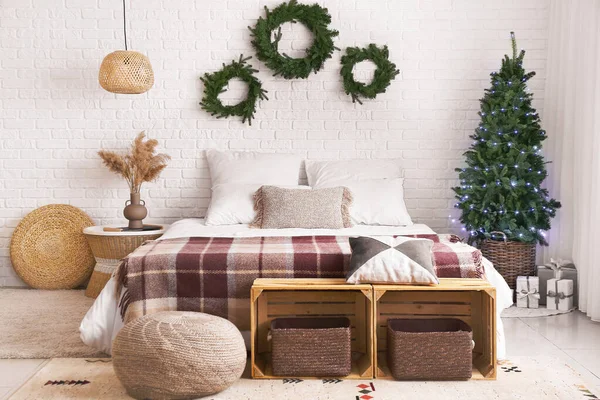 Innenraum Des Schlafzimmers Mit Schönem Weihnachtsbaum — Stockfoto