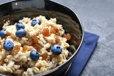 Tatlı yulaf ezmeli kase, yakın plan.