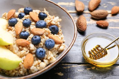 Tatlı yulaf ezmeli kase, yakın plan.