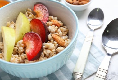 Tatlı yulaf ezmeli kase, yakın plan.