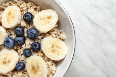 Tatlı yulaf ezmeli kase, yakın plan.