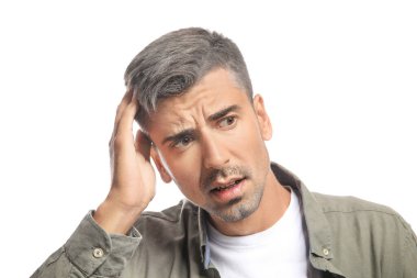Beyaz arka planda gri saçlı stresli bir adam.