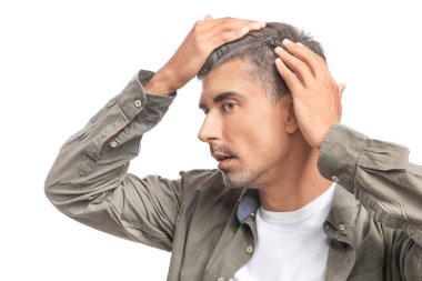 Beyaz arka planda beyaz saçlı bir adam.