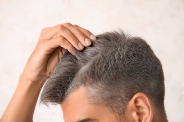 Açık arkaplanda kır saçlı adam, yakın plan.