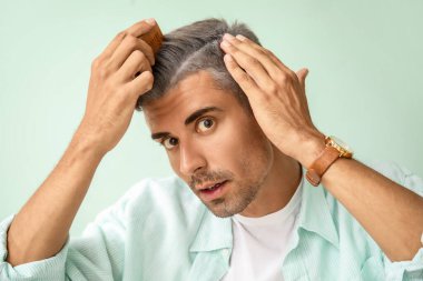 Renkli arka planda gri saçlı adam.