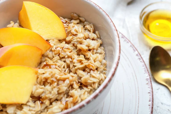 Masada lezzetli yulaf ezmesi ile kase