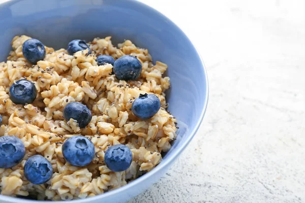 Masada lezzetli yulaf ezmesi ile kase