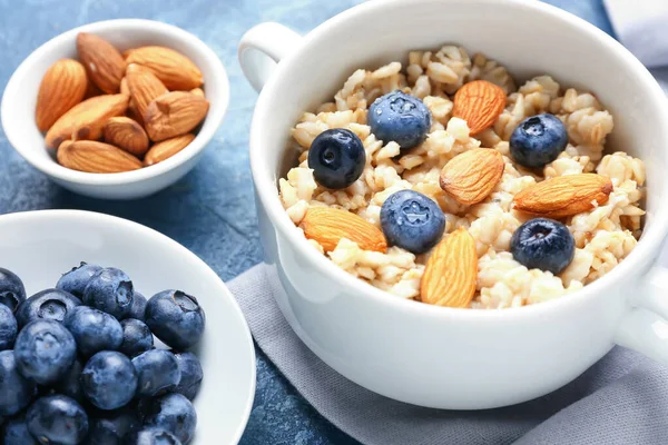 Masada lezzetli yulaf ezmesi ile kase