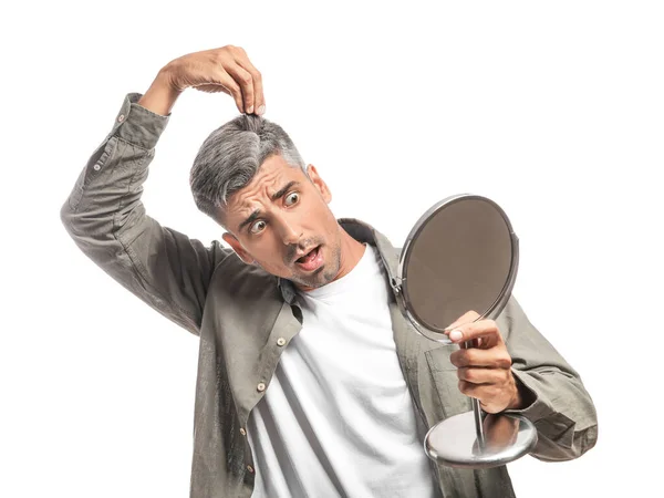 Beyaz Arka Planda Aynaya Bakan Gri Saçlı Stresli Bir Adam — Stok fotoğraf
