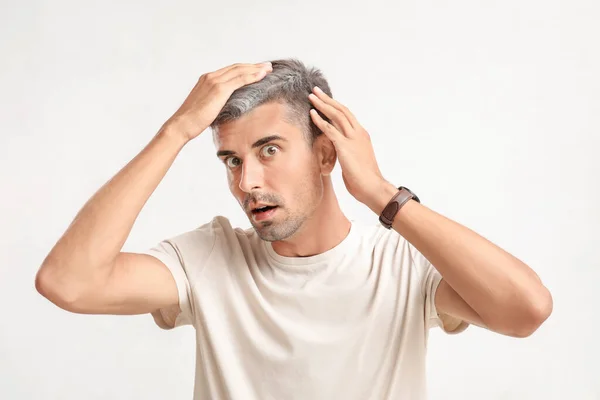 Homem Estressado Com Cabelos Grisalhos Fundo Claro — Fotografia de Stock