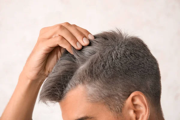 Açık arkaplanda kır saçlı adam, yakın plan.