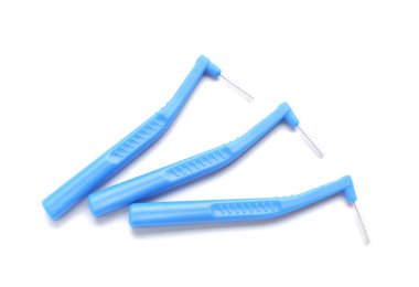 Beyaz arkaplanda diş telleri için diş fırçaları