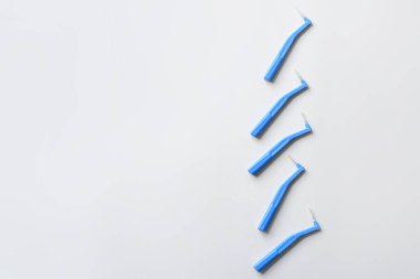 Beyaz arkaplanda diş telleri için diş fırçaları